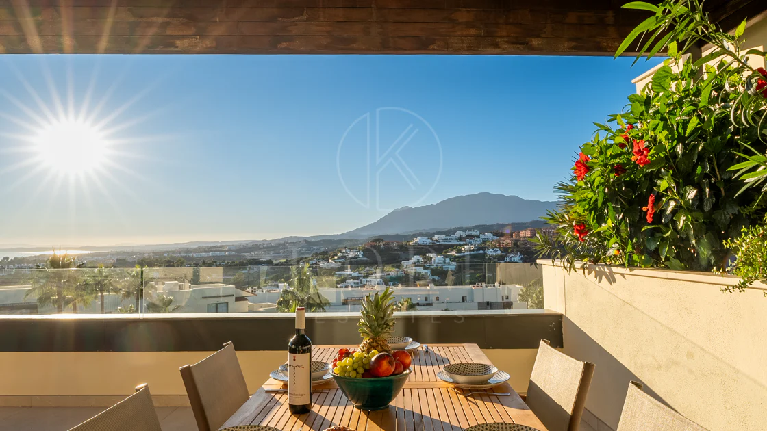 Apartamento de dos dormitorios con vistas panorámicas al golf y al mar en la urbanización cerrada Los Flamingos, Benahavís. Terraza de 37 m², 2 plazas de aparcamiento, 2 trasteros — y un historial probado de alquiler con más de 40.000 € brutos al año.