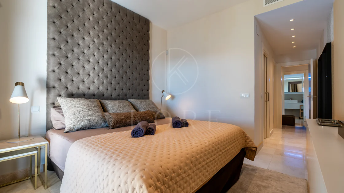 Apartamento de dos dormitorios con vistas panorámicas al golf y al mar en la urbanización cerrada Los Flamingos, Benahavís. Terraza de 37 m², 2 plazas de aparcamiento, 2 trasteros — y un historial probado de alquiler con más de 40.000 € brutos al año.