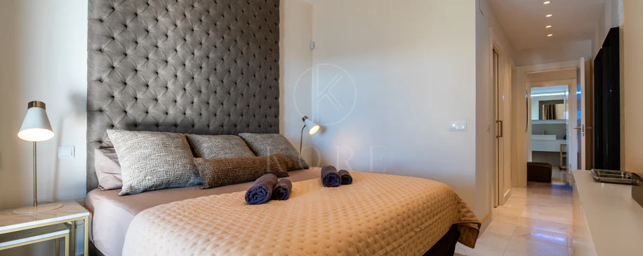 Apartamento de dos dormitorios con vistas panorámicas al golf y al mar en la urbanización cerrada Los Flamingos, Benahavís. Terraza de 37 m², 2 plazas de aparcamiento, 2 trasteros — y un historial probado de alquiler con más de 40.000 € brutos al año.