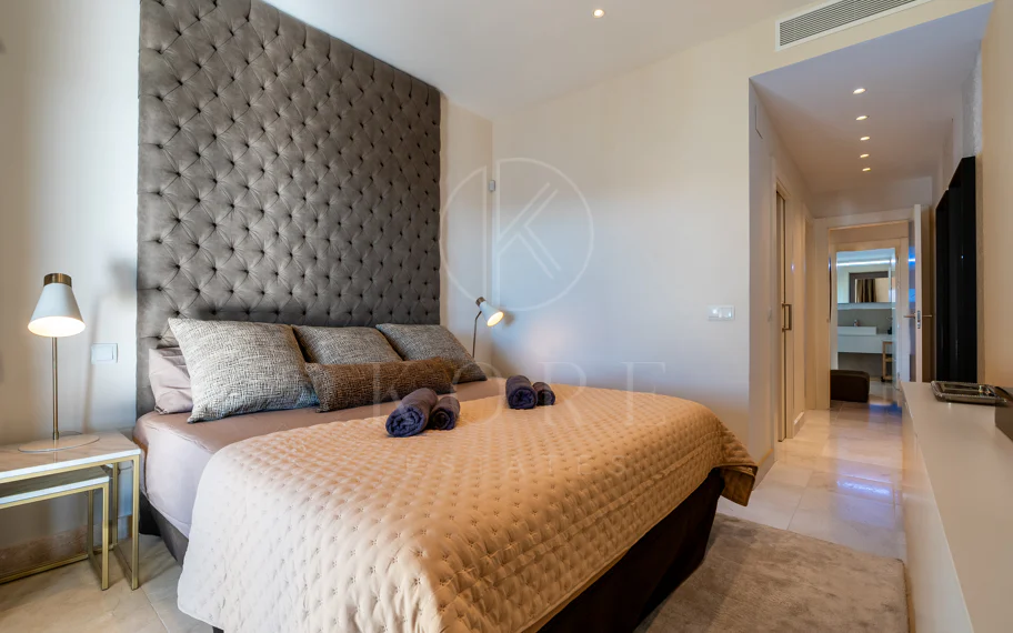 Apartamento de dos dormitorios con vistas panorámicas al golf y al mar en la urbanización cerrada Los Flamingos, Benahavís. Terraza de 37 m², 2 plazas de aparcamiento, 2 trasteros — y un historial probado de alquiler con más de 40.000 € brutos al año.