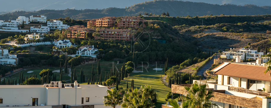 Apartamento de dos dormitorios con vistas panorámicas al golf y al mar en la urbanización cerrada Los Flamingos, Benahavís. Terraza de 37 m², 2 plazas de aparcamiento, 2 trasteros — y un historial probado de alquiler con más de 40.000 € brutos al año.