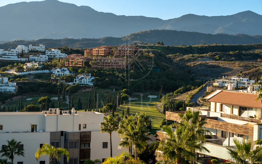 Apartamento de dos dormitorios con vistas panorámicas al golf y al mar en la urbanización cerrada Los Flamingos, Benahavís. Terraza de 37 m², 2 plazas de aparcamiento, 2 trasteros — y un historial probado de alquiler con más de 40.000 € brutos al año.