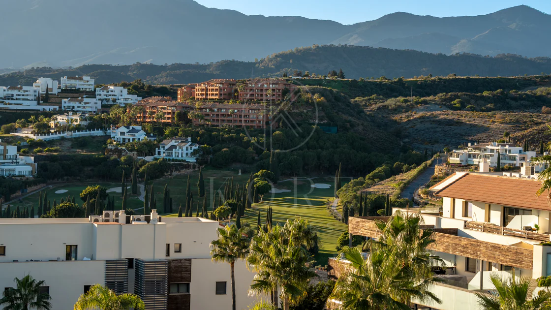 Apartamento de dos dormitorios con vistas panorámicas al golf y al mar en la urbanización cerrada Los Flamingos, Benahavís. Terraza de 37 m², 2 plazas de aparcamiento, 2 trasteros — y un historial probado de alquiler con más de 40.000 € brutos al año.