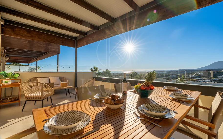 Apartamento de dos dormitorios con vistas panorámicas al golf y al mar en la urbanización cerrada Los Flamingos, Benahavís. Terraza de 37 m², 2 plazas de aparcamiento, 2 trasteros — y un historial probado de alquiler con más de 40.000 € brutos al año.