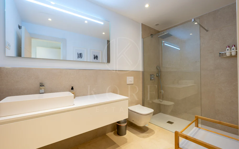 Apartamento de dos dormitorios con vistas panorámicas al golf y al mar en la urbanización cerrada Los Flamingos, Benahavís. Terraza de 37 m², 2 plazas de aparcamiento, 2 trasteros — y un historial probado de alquiler con más de 40.000 € brutos al año.