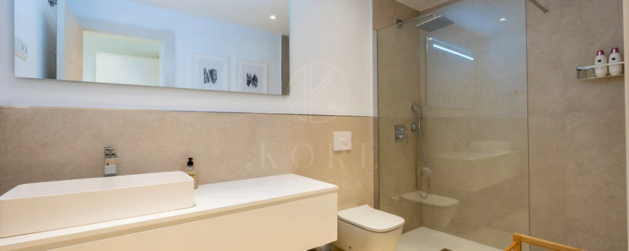 Apartamento de dos dormitorios con vistas panorámicas al golf y al mar en la urbanización cerrada Los Flamingos, Benahavís. Terraza de 37 m², 2 plazas de aparcamiento, 2 trasteros — y un historial probado de alquiler con más de 40.000 € brutos al año.