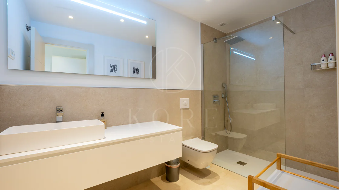 Apartamento de dos dormitorios con vistas panorámicas al golf y al mar en la urbanización cerrada Los Flamingos, Benahavís. Terraza de 37 m², 2 plazas de aparcamiento, 2 trasteros — y un historial probado de alquiler con más de 40.000 € brutos al año.
