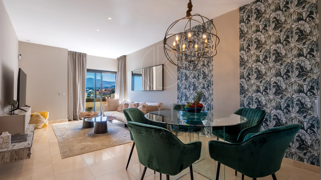 Apartamento de dos dormitorios con vistas panorámicas al golf y al mar en la urbanización cerrada Los Flamingos, Benahavís. Terraza de 37 m², 2 plazas de aparcamiento, 2 trasteros — y un historial probado de alquiler con más de 40.000 € brutos al año.
