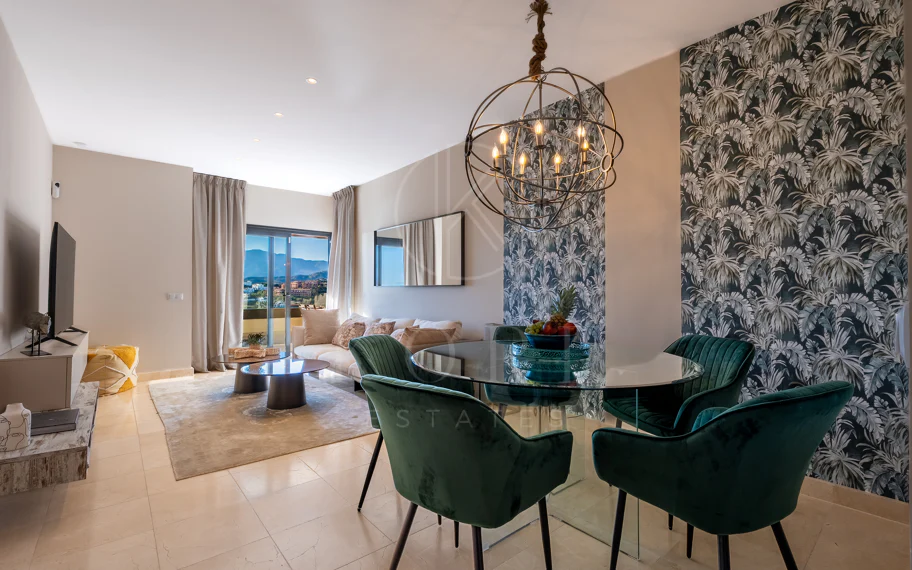 Apartamento de dos dormitorios con vistas panorámicas al golf y al mar en la urbanización cerrada Los Flamingos, Benahavís. Terraza de 37 m², 2 plazas de aparcamiento, 2 trasteros — y un historial probado de alquiler con más de 40.000 € brutos al año.