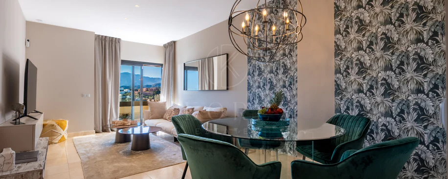 Apartamento de dos dormitorios con vistas panorámicas al golf y al mar en la urbanización cerrada Los Flamingos, Benahavís. Terraza de 37 m², 2 plazas de aparcamiento, 2 trasteros — y un historial probado de alquiler con más de 40.000 € brutos al año.