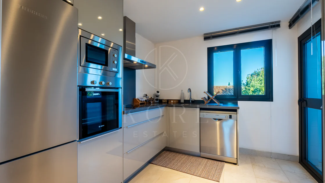 Apartamento de dos dormitorios con vistas panorámicas al golf y al mar en la urbanización cerrada Los Flamingos, Benahavís. Terraza de 37 m², 2 plazas de aparcamiento, 2 trasteros — y un historial probado de alquiler con más de 40.000 € brutos al año.