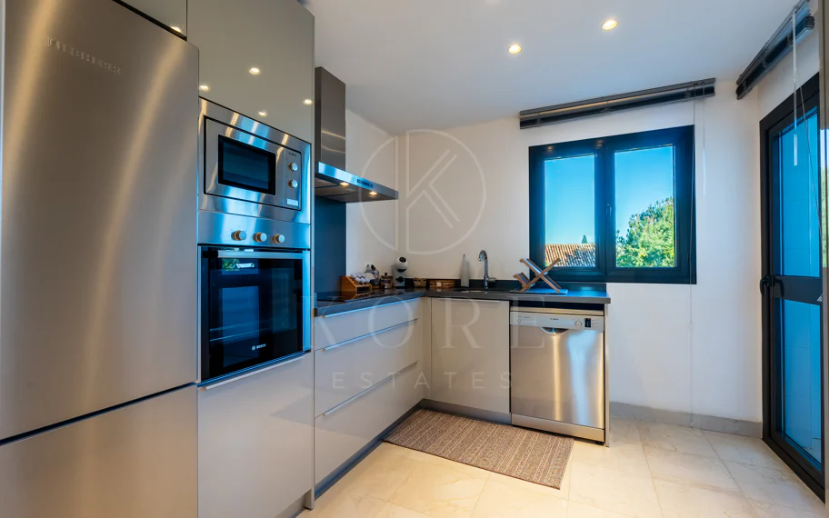 Apartamento de dos dormitorios con vistas panorámicas al golf y al mar en la urbanización cerrada Los Flamingos, Benahavís. Terraza de 37 m², 2 plazas de aparcamiento, 2 trasteros — y un historial probado de alquiler con más de 40.000 € brutos al año.