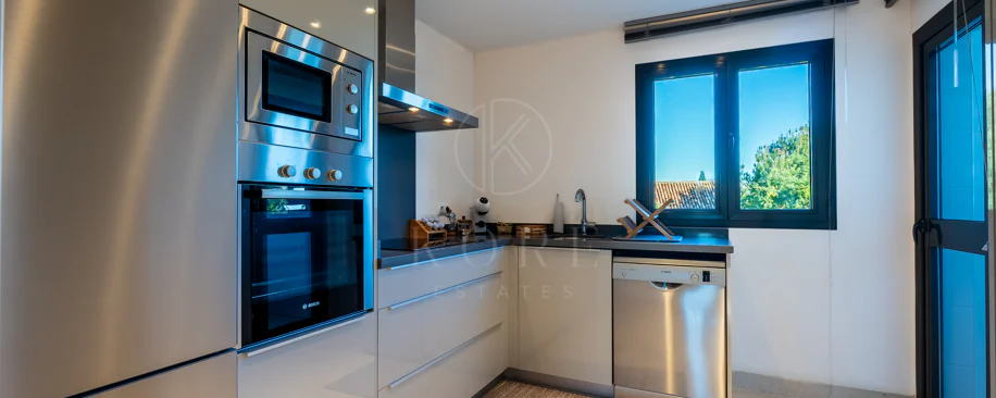 Apartamento de dos dormitorios con vistas panorámicas al golf y al mar en la urbanización cerrada Los Flamingos, Benahavís. Terraza de 37 m², 2 plazas de aparcamiento, 2 trasteros — y un historial probado de alquiler con más de 40.000 € brutos al año.