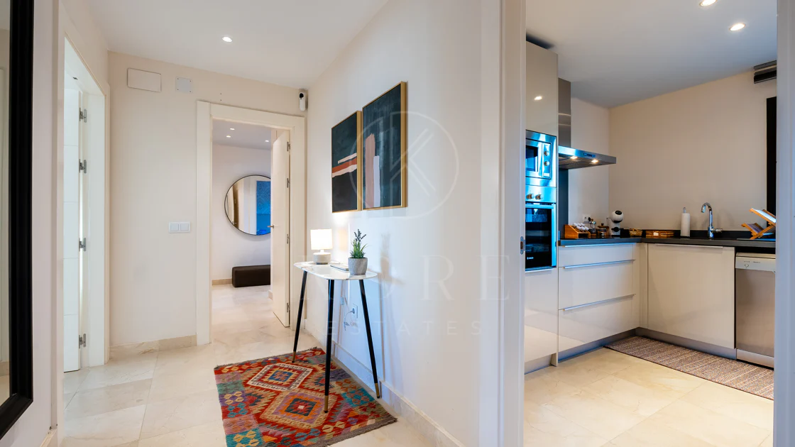 Apartamento de dos dormitorios con vistas panorámicas al golf y al mar en la urbanización cerrada Los Flamingos, Benahavís. Terraza de 37 m², 2 plazas de aparcamiento, 2 trasteros — y un historial probado de alquiler con más de 40.000 € brutos al año.