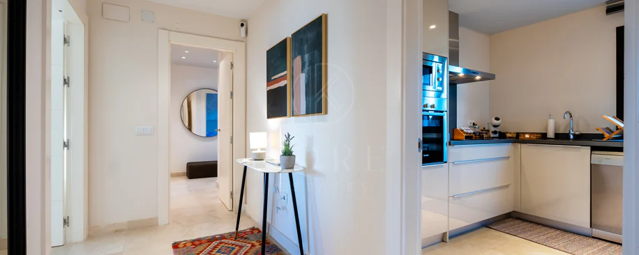 Apartamento de dos dormitorios con vistas panorámicas al golf y al mar en la urbanización cerrada Los Flamingos, Benahavís. Terraza de 37 m², 2 plazas de aparcamiento, 2 trasteros — y un historial probado de alquiler con más de 40.000 € brutos al año.