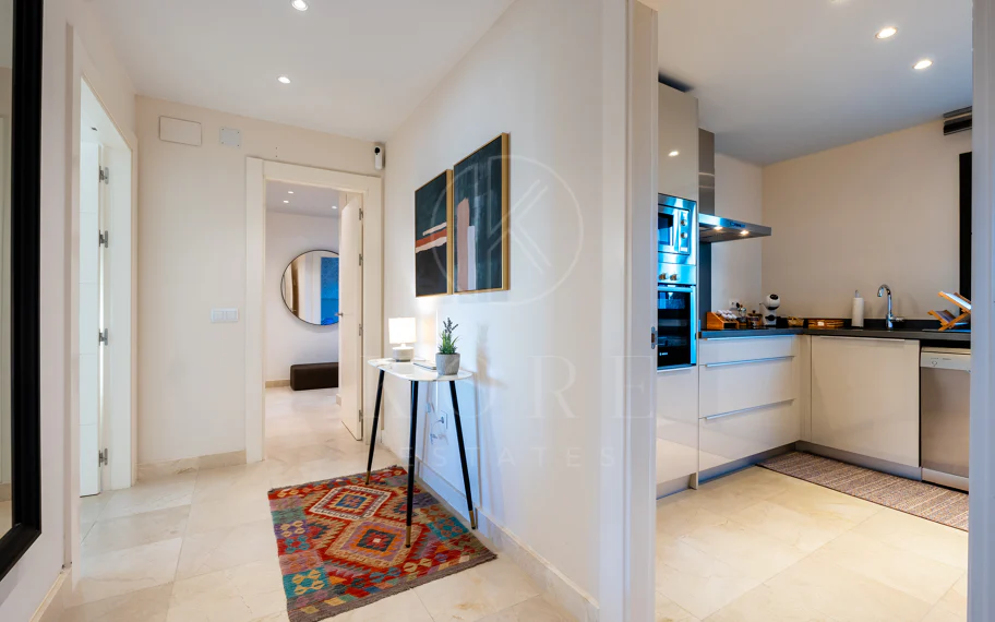 Apartamento de dos dormitorios con vistas panorámicas al golf y al mar en la urbanización cerrada Los Flamingos, Benahavís. Terraza de 37 m², 2 plazas de aparcamiento, 2 trasteros — y un historial probado de alquiler con más de 40.000 € brutos al año.