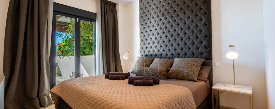 Apartamento de dos dormitorios con vistas panorámicas al golf y al mar en la urbanización cerrada Los Flamingos, Benahavís. Terraza de 37 m², 2 plazas de aparcamiento, 2 trasteros — y un historial probado de alquiler con más de 40.000 € brutos al año.