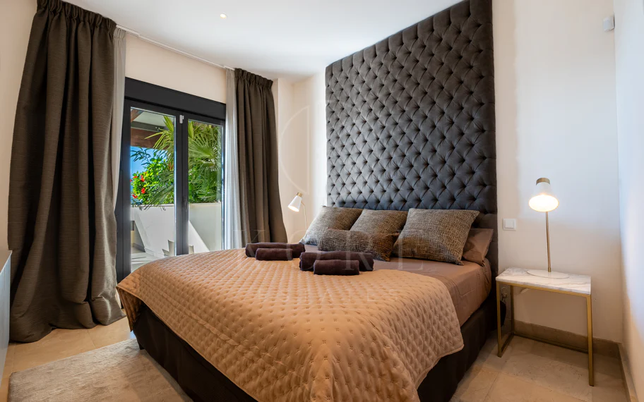 Apartamento de dos dormitorios con vistas panorámicas al golf y al mar en la urbanización cerrada Los Flamingos, Benahavís. Terraza de 37 m², 2 plazas de aparcamiento, 2 trasteros — y un historial probado de alquiler con más de 40.000 € brutos al año.