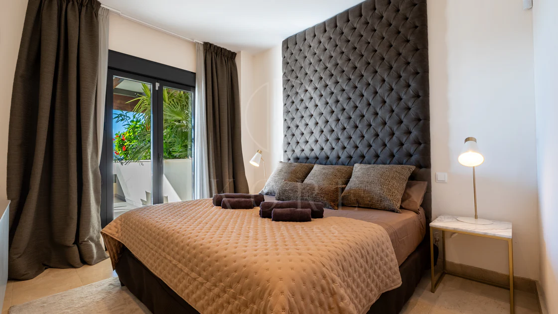 Apartamento de dos dormitorios con vistas panorámicas al golf y al mar en la urbanización cerrada Los Flamingos, Benahavís. Terraza de 37 m², 2 plazas de aparcamiento, 2 trasteros — y un historial probado de alquiler con más de 40.000 € brutos al año.