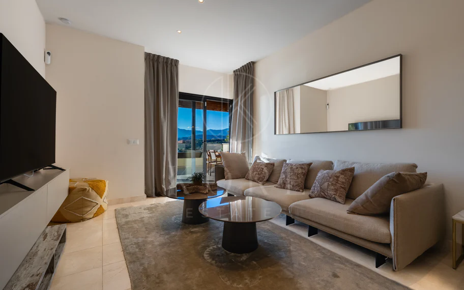 Apartamento de dos dormitorios con vistas panorámicas al golf y al mar en la urbanización cerrada Los Flamingos, Benahavís. Terraza de 37 m², 2 plazas de aparcamiento, 2 trasteros — y un historial probado de alquiler con más de 40.000 € brutos al año.