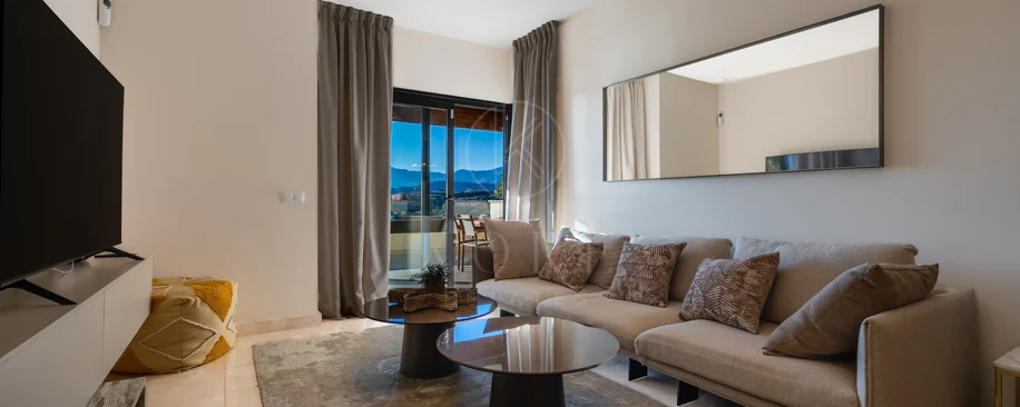 Apartamento de dos dormitorios con vistas panorámicas al golf y al mar en la urbanización cerrada Los Flamingos, Benahavís. Terraza de 37 m², 2 plazas de aparcamiento, 2 trasteros — y un historial probado de alquiler con más de 40.000 € brutos al año.