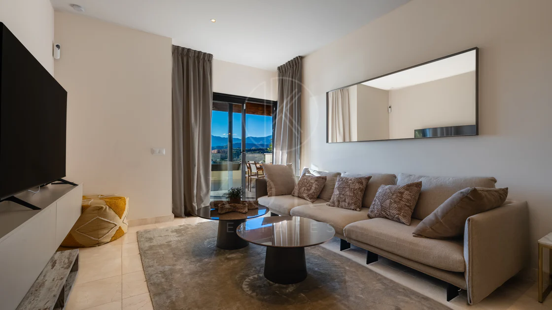 Apartamento de dos dormitorios con vistas panorámicas al golf y al mar en la urbanización cerrada Los Flamingos, Benahavís. Terraza de 37 m², 2 plazas de aparcamiento, 2 trasteros — y un historial probado de alquiler con más de 40.000 € brutos al año.