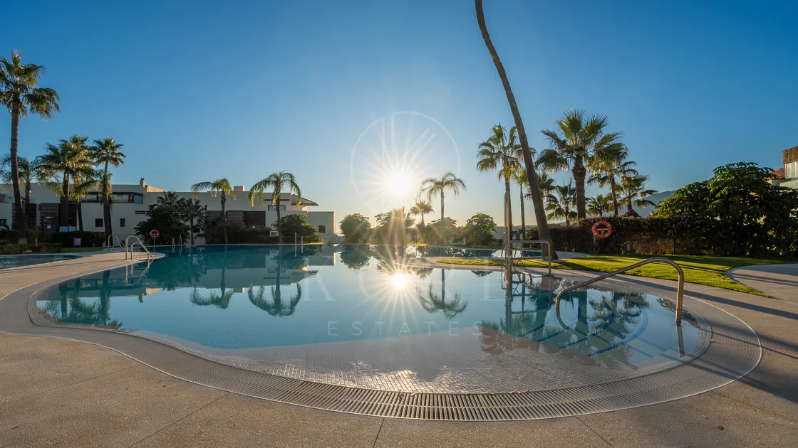 Apartamento de dos dormitorios con vistas panorámicas al golf y al mar en la urbanización cerrada Los Flamingos, Benahavís. Terraza de 37 m², 2 plazas de aparcamiento, 2 trasteros — y un historial probado de alquiler con más de 40.000 € brutos al año.