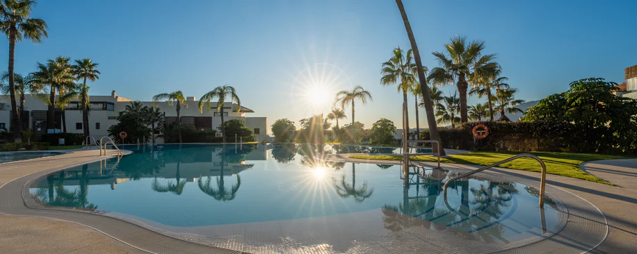 Apartamento de dos dormitorios con vistas panorámicas al golf y al mar en la urbanización cerrada Los Flamingos, Benahavís. Terraza de 37 m², 2 plazas de aparcamiento, 2 trasteros — y un historial probado de alquiler con más de 40.000 € brutos al año.