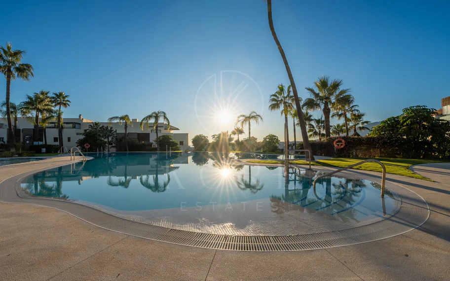 Apartamento de dos dormitorios con vistas panorámicas al golf y al mar en la urbanización cerrada Los Flamingos, Benahavís. Terraza de 37 m², 2 plazas de aparcamiento, 2 trasteros — y un historial probado de alquiler con más de 40.000 € brutos al año.