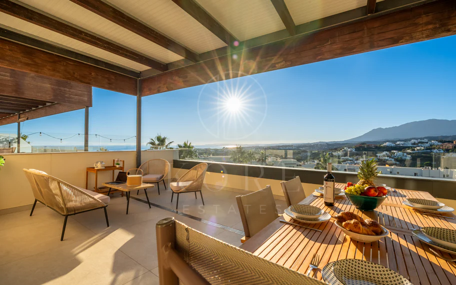 Apartamento de dos dormitorios con vistas panorámicas al golf y al mar en la urbanización cerrada Los Flamingos, Benahavís. Terraza de 37 m², 2 plazas de aparcamiento, 2 trasteros — y un historial probado de alquiler con más de 40.000 € brutos al año.