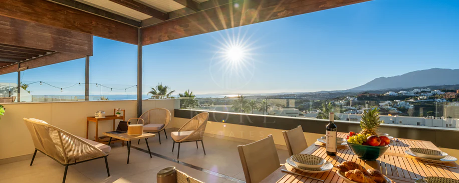 Apartamento de dos dormitorios con vistas panorámicas al golf y al mar en la urbanización cerrada Los Flamingos, Benahavís. Terraza de 37 m², 2 plazas de aparcamiento, 2 trasteros — y un historial probado de alquiler con más de 40.000 € brutos al año.