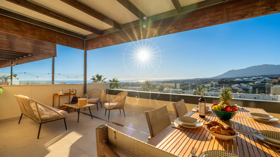 Apartamento de dos dormitorios con vistas panorámicas al golf y al mar en la urbanización cerrada Los Flamingos, Benahavís. Terraza de 37 m², 2 plazas de aparcamiento, 2 trasteros — y un historial probado de alquiler con más de 40.000 € brutos al año.