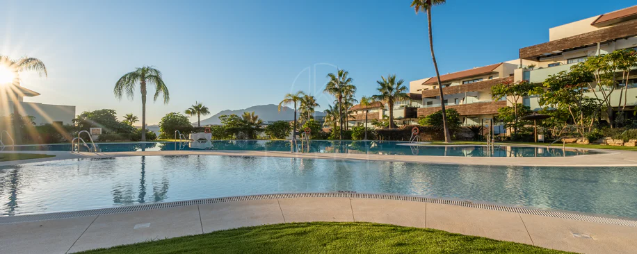 Apartamento de dos dormitorios con vistas panorámicas al golf y al mar en la urbanización cerrada Los Flamingos, Benahavís. Terraza de 37 m², 2 plazas de aparcamiento, 2 trasteros — y un historial probado de alquiler con más de 40.000 € brutos al año.