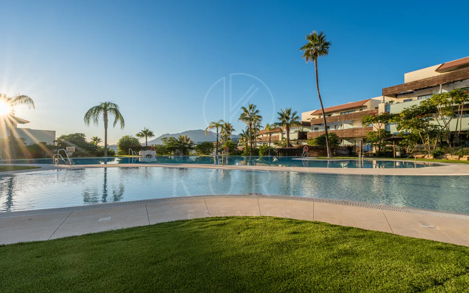 Apartamento de dos dormitorios con vistas panorámicas al golf y al mar en la urbanización cerrada Los Flamingos, Benahavís. Terraza de 37 m², 2 plazas de aparcamiento, 2 trasteros — y un historial probado de alquiler con más de 40.000 € brutos al año.