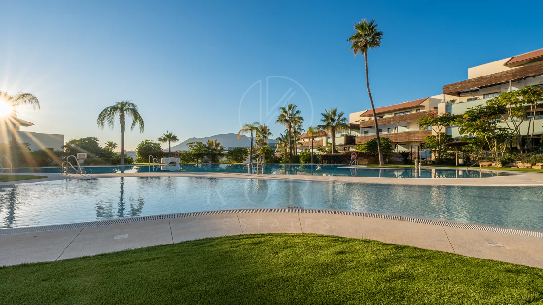 Apartamento de dos dormitorios con vistas panorámicas al golf y al mar en la urbanización cerrada Los Flamingos, Benahavís. Terraza de 37 m², 2 plazas de aparcamiento, 2 trasteros — y un historial probado de alquiler con más de 40.000 € brutos al año.
