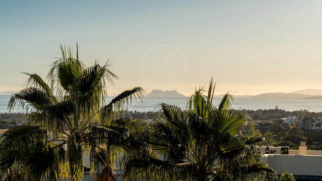 Apartamento de dos dormitorios con vistas panorámicas al golf y al mar en la urbanización cerrada Los Flamingos, Benahavís. Terraza de 37 m², 2 plazas de aparcamiento, 2 trasteros — y un historial probado de alquiler con más de 40.000 € brutos al año.