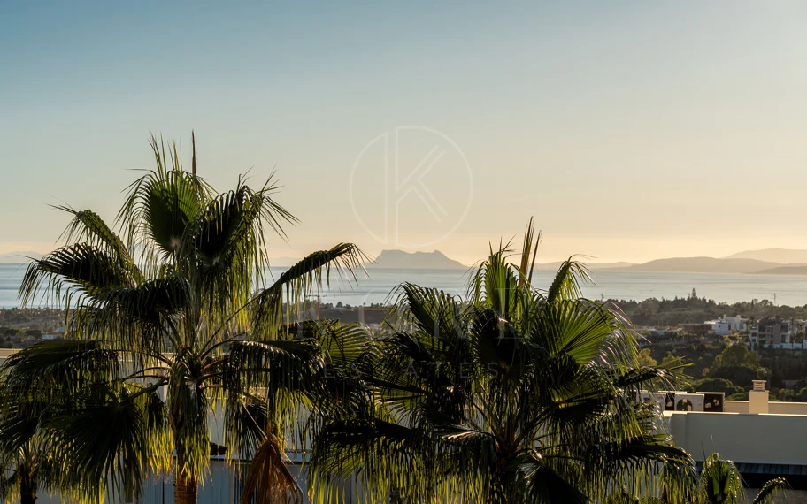 Apartamento de dos dormitorios con vistas panorámicas al golf y al mar en la urbanización cerrada Los Flamingos, Benahavís. Terraza de 37 m², 2 plazas de aparcamiento, 2 trasteros — y un historial probado de alquiler con más de 40.000 € brutos al año.