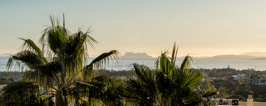 Apartamento de dos dormitorios con vistas panorámicas al golf y al mar en la urbanización cerrada Los Flamingos, Benahavís. Terraza de 37 m², 2 plazas de aparcamiento, 2 trasteros — y un historial probado de alquiler con más de 40.000 € brutos al año.