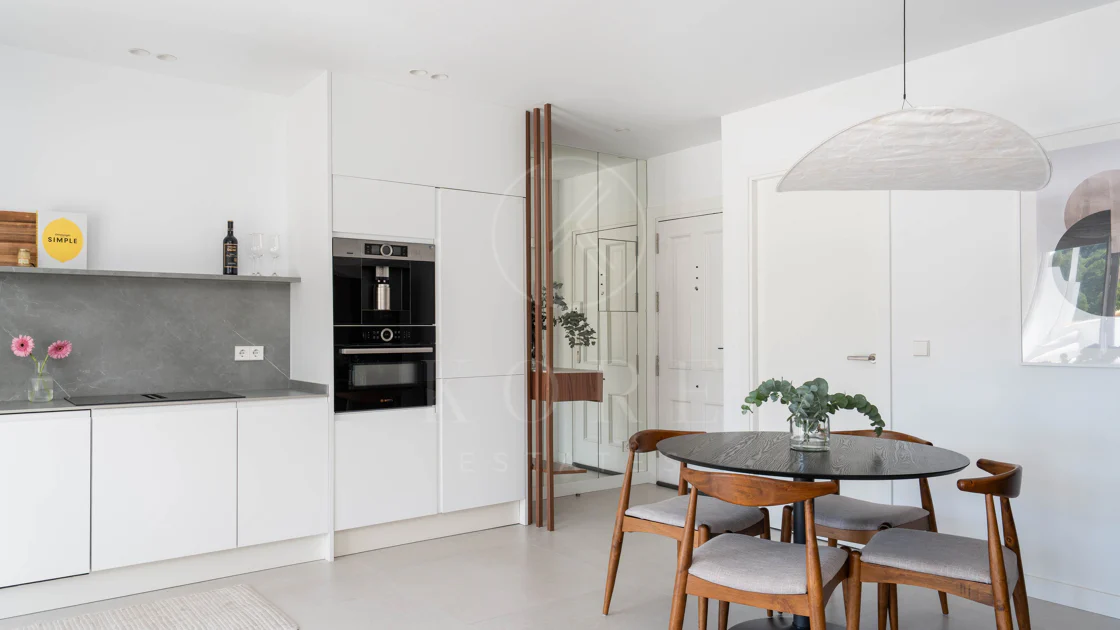Exclusivo apartamento de 2 dormitorios con vistas panorámicas en Los Arcos (La Quinta), Benahavís