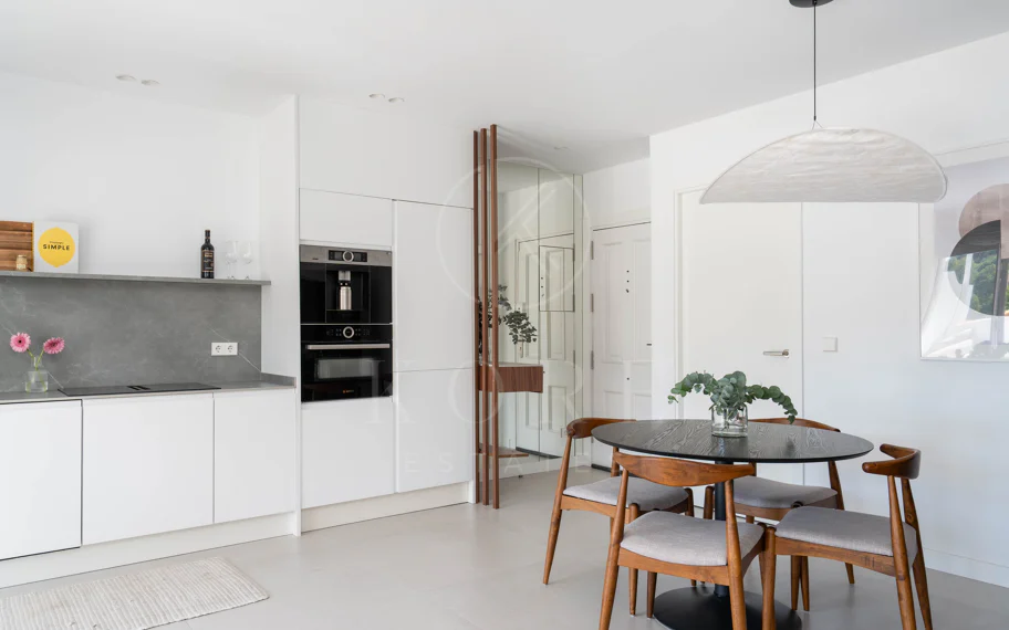 Exclusivo apartamento de 2 dormitorios con vistas panorámicas en Los Arcos (La Quinta), Benahavís