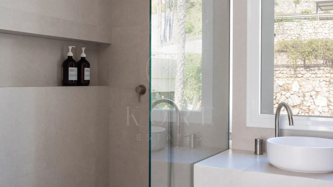 Exclusivo apartamento de 2 dormitorios con vistas panorámicas en Los Arcos (La Quinta), Benahavís