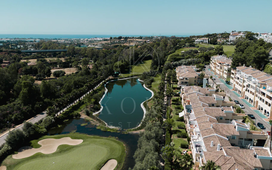 Exclusivo apartamento de 2 dormitorios con vistas panorámicas en Los Arcos (La Quinta), Benahavís