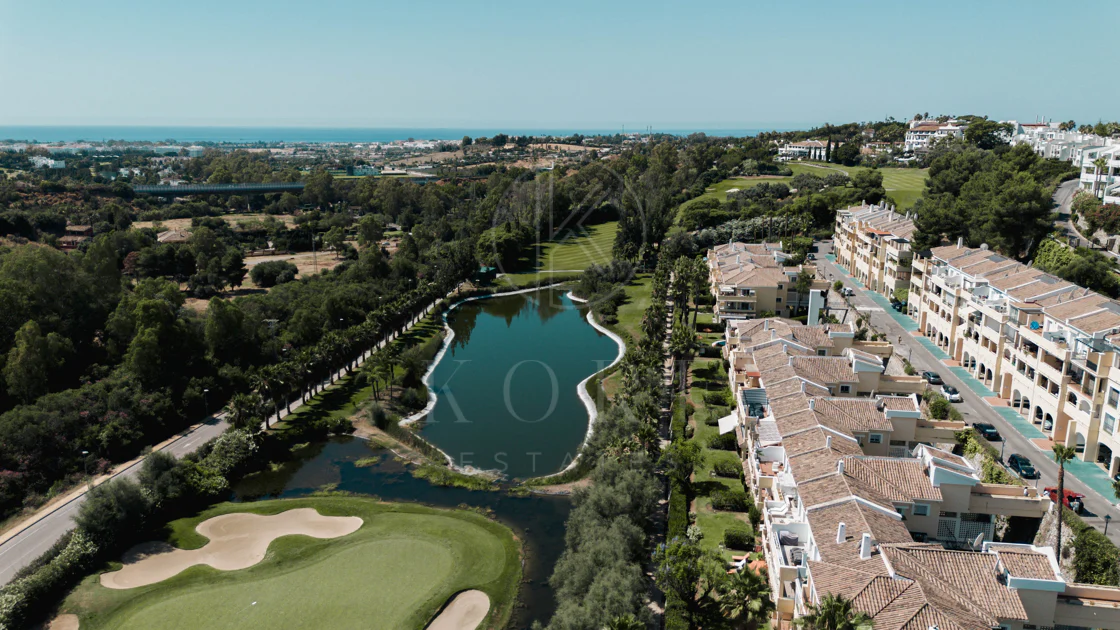 Exclusivo apartamento de 2 dormitorios con vistas panorámicas en Los Arcos (La Quinta), Benahavís