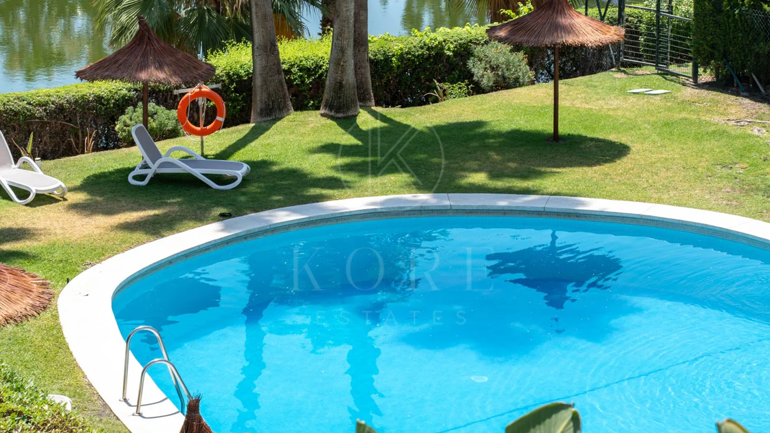 Exclusivo apartamento de 2 dormitorios con vistas panorámicas en Los Arcos (La Quinta), Benahavís