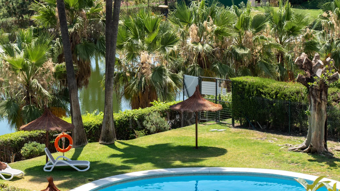Exclusivo apartamento de 2 dormitorios con vistas panorámicas en Los Arcos (La Quinta), Benahavís