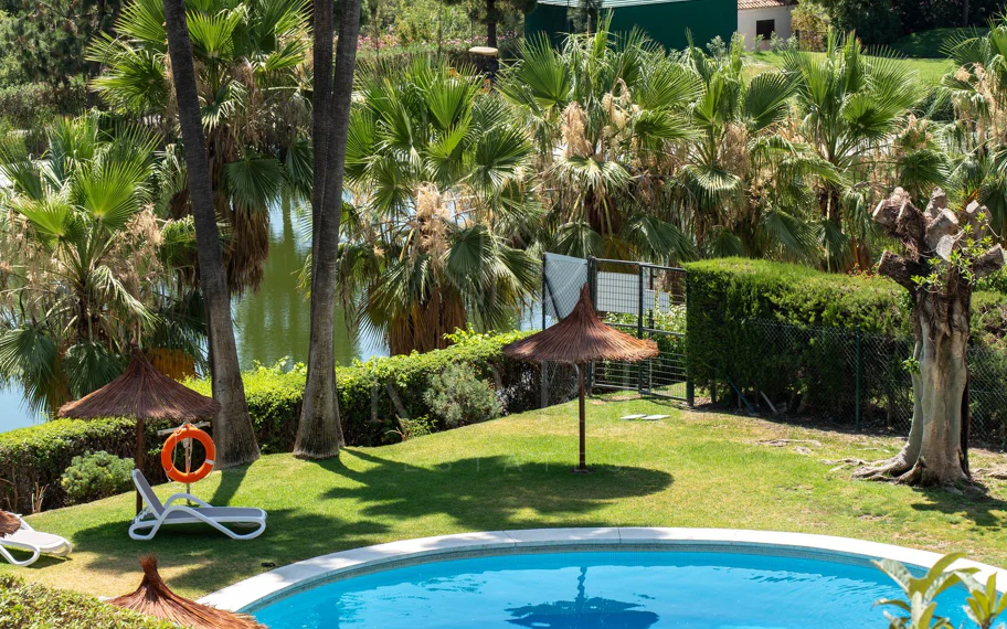 Exclusivo apartamento de 2 dormitorios con vistas panorámicas en Los Arcos (La Quinta), Benahavís