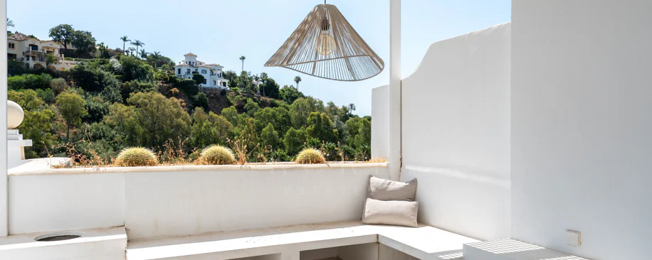 Exclusivo apartamento de 2 dormitorios con vistas panorámicas en Los Arcos (La Quinta), Benahavís