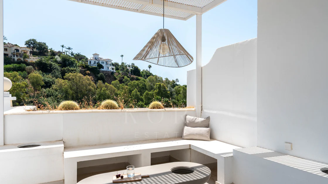 Exclusivo apartamento de 2 dormitorios con vistas panorámicas en Los Arcos (La Quinta), Benahavís