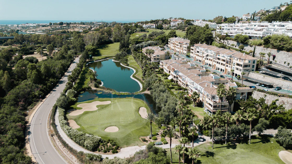 Exclusivo apartamento de 2 dormitorios con vistas panorámicas en Los Arcos (La Quinta), Benahavís