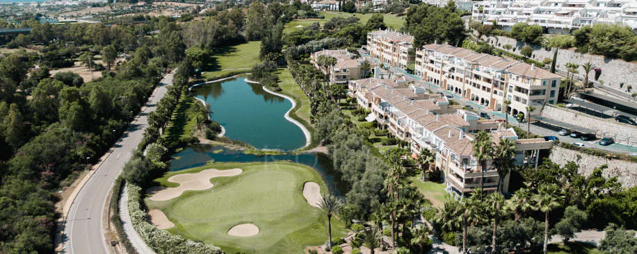 Exclusivo apartamento de 2 dormitorios con vistas panorámicas en Los Arcos (La Quinta), Benahavís